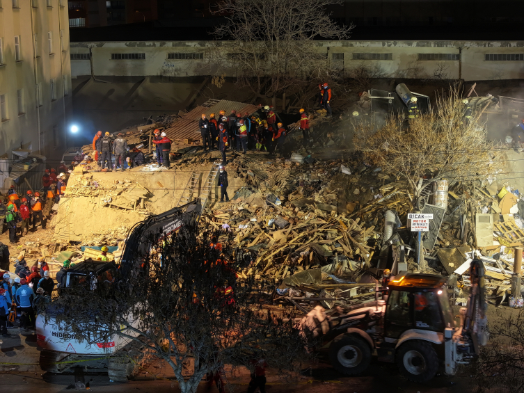 4-storey building collapses in Konya: rescue efforts ongoing for trapped victims