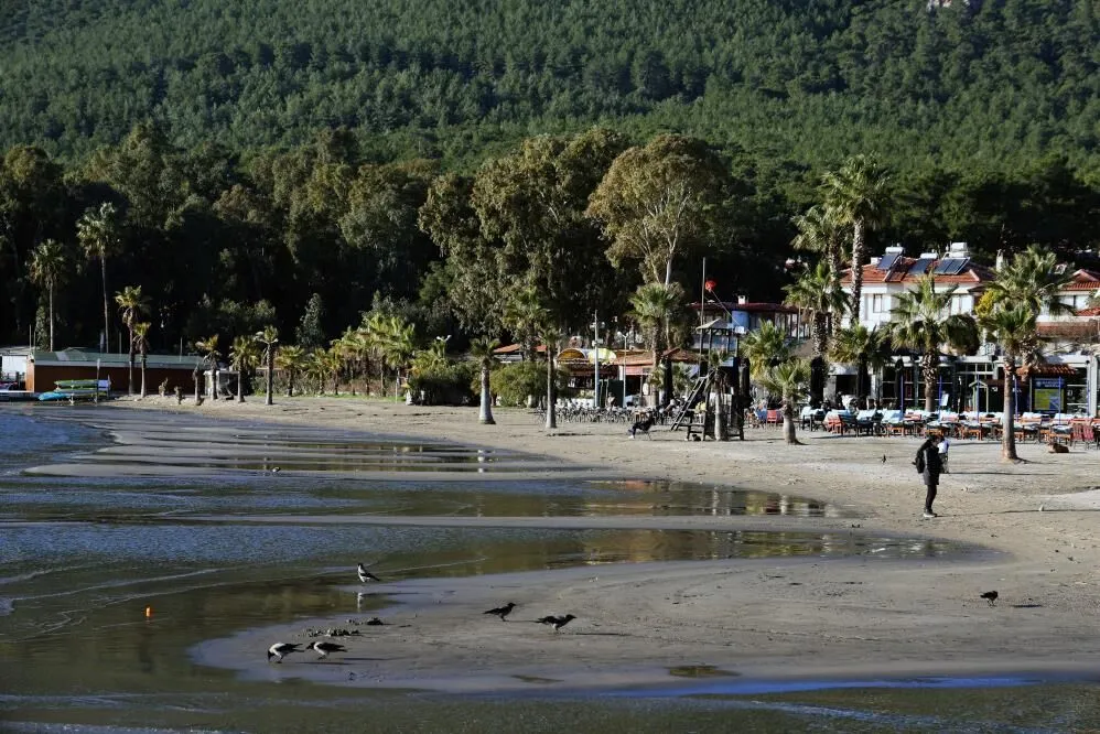 Sea Water Retreats 12 Meters in Akyaka, Raising Concerns