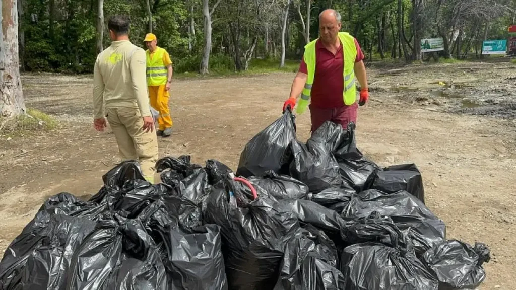 Marmaris Fills Trailer with Rubbish in One Hour During ‘The Forest is Mine’ Campaign