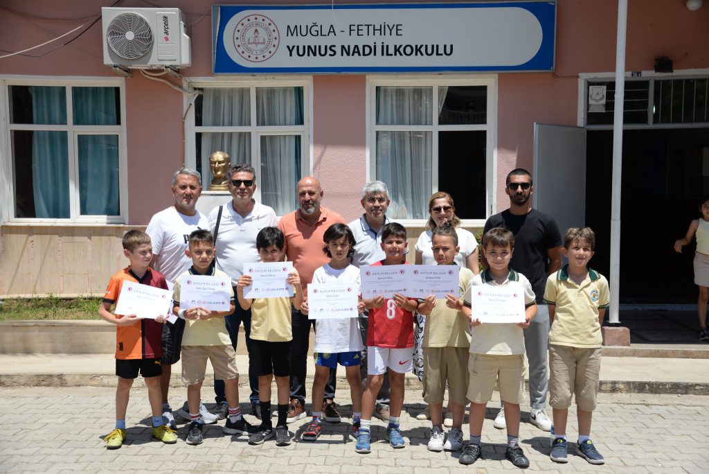 Fethiyespor Presents Plaques and Participation Certificates to Schools Following Youth Tournament