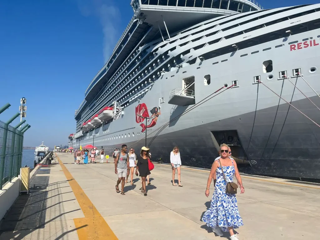 Cruise Ship “Resilient Lady” Brought 2,600 Tourists to Bodrum on Wednesday