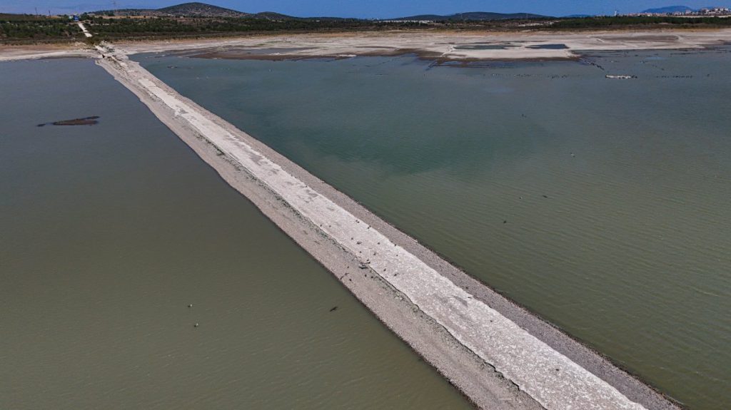 Drought Reveals Old İzmir-Çeşme Highway as Alaçatı Dam Water Levels Plummet