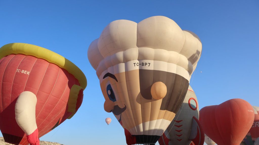 Colorful hot air balloons fill Cappadocia skies at Nevşehir festival