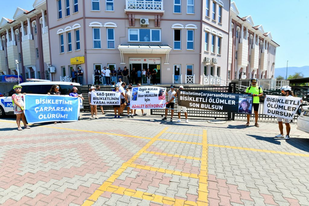 Cyclists Ride to Fethiye Courthouse in Memory of İlker Muallim and Özgür Alka
