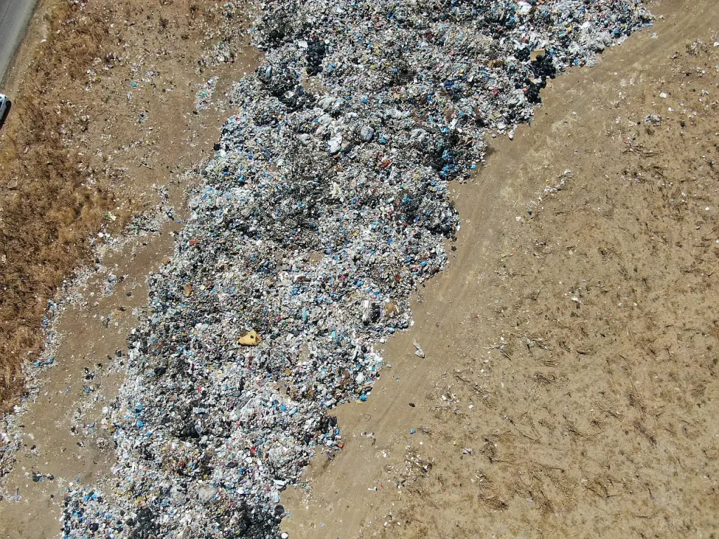 Mountains of Garbage Form in Kemalpaşa, İzmir, Sparking Pollution Concerns