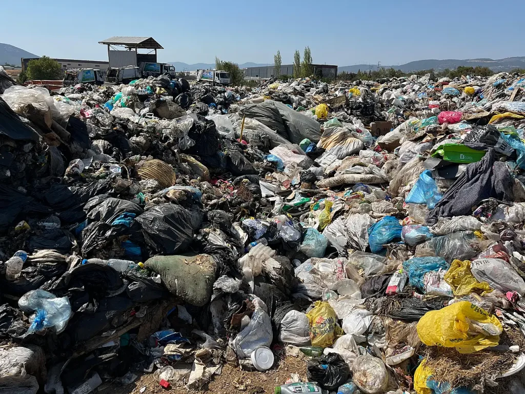 Mountains of Garbage Form in Kemalpaşa, İzmir, Sparking Pollution Concerns