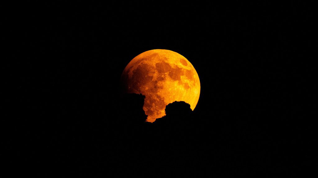 Blood Moon Lunar Eclipse Mesmerises Sky-Watchers in Turkey