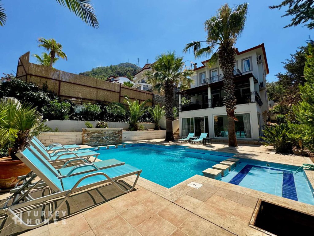 3-bed triplex villa