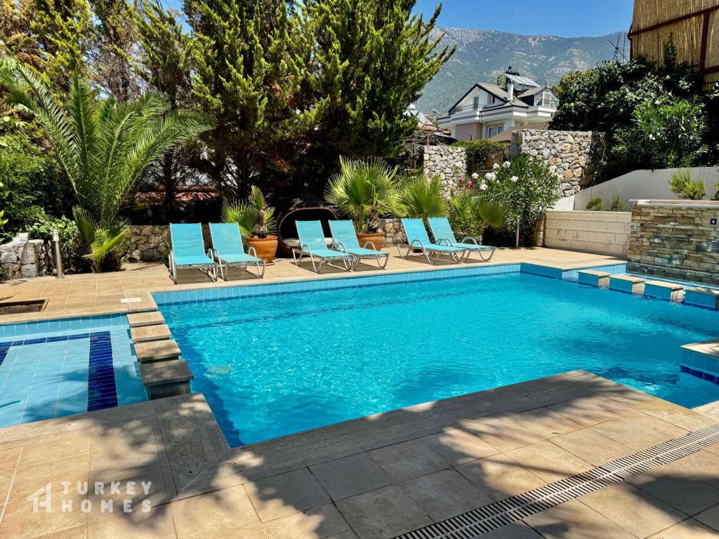 3-bed triplex villa