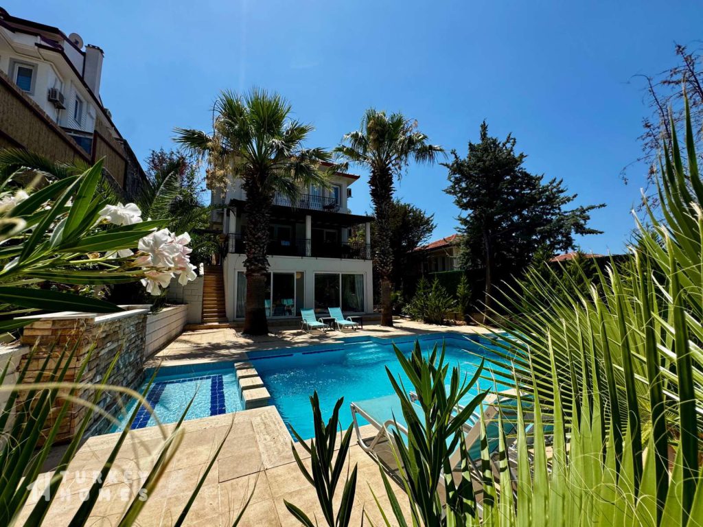 3-bed triplex villa