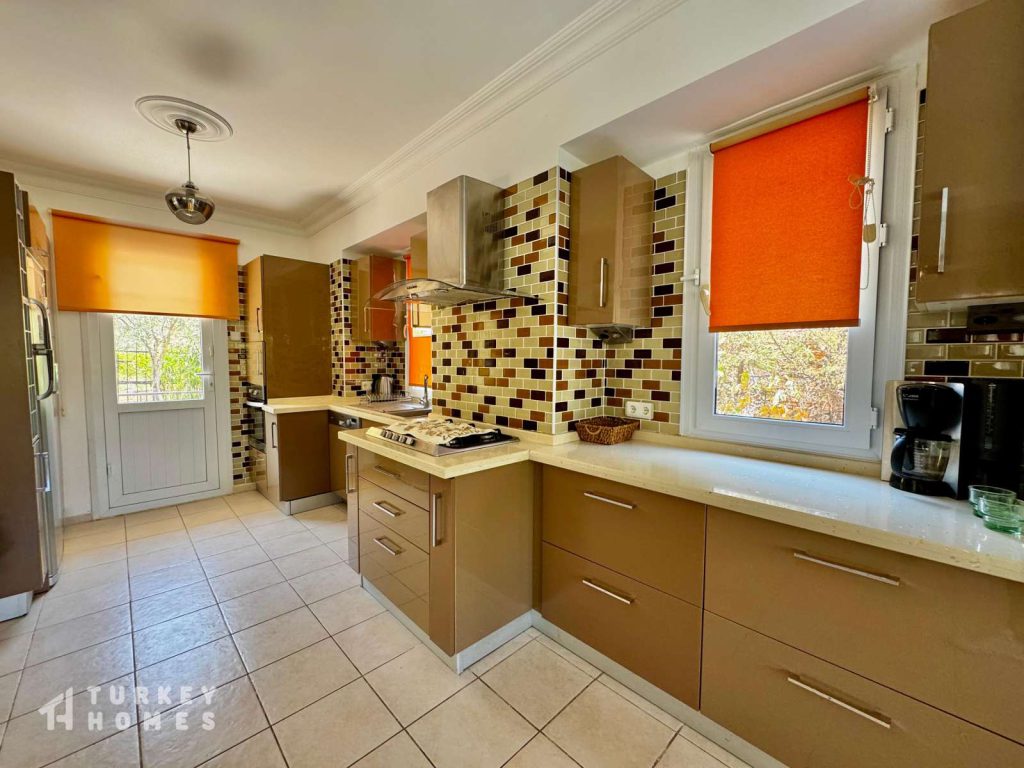 3-bed triplex villa