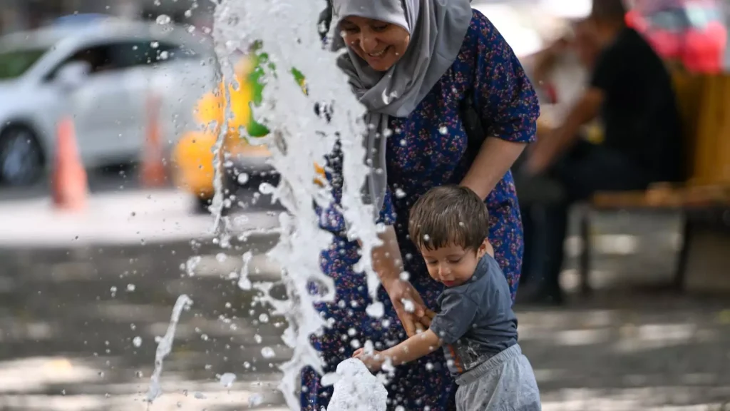 Summer Heat in Turkey Expected to Linger Until October, Expert Warns
