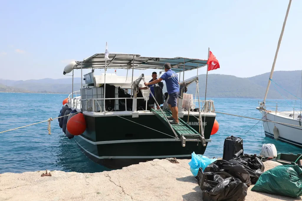 Muğla Metropolitan Municipality Cleans Vehicle-Free Bays by Sea
