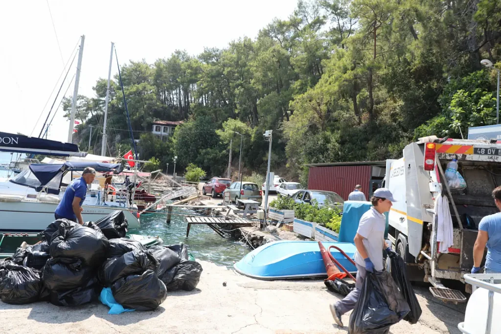 Muğla Metropolitan Municipality Cleans Vehicle-Free Bays by Sea