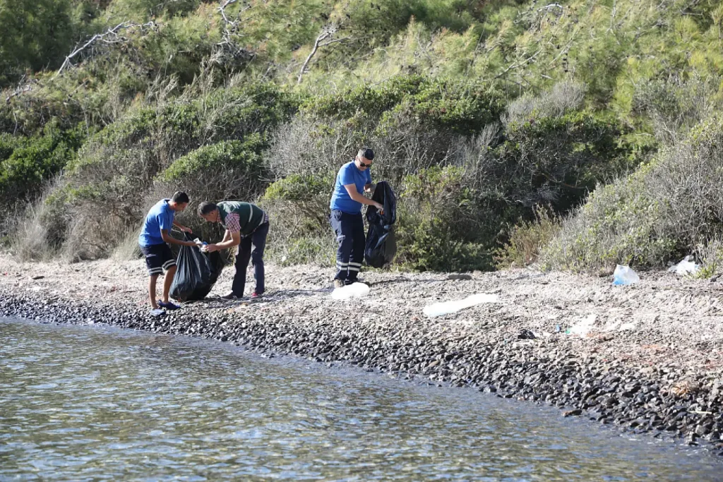 Muğla Metropolitan Municipality Cleans Vehicle-Free Bays by Sea