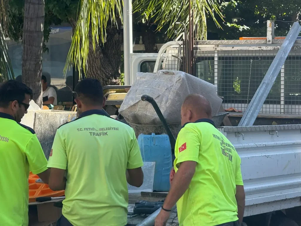 Mirrors Installed on Movable Barriers for Traffic Safety in Fethiye