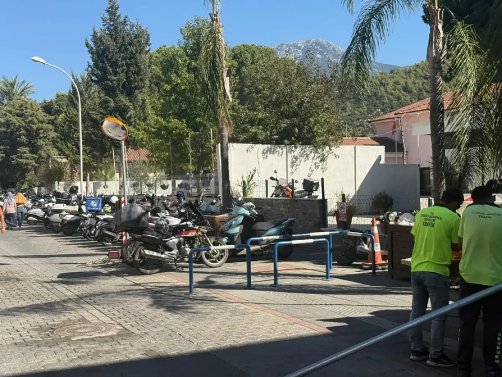 Mirrors Installed on Movable Barriers for Traffic Safety in Fethiye