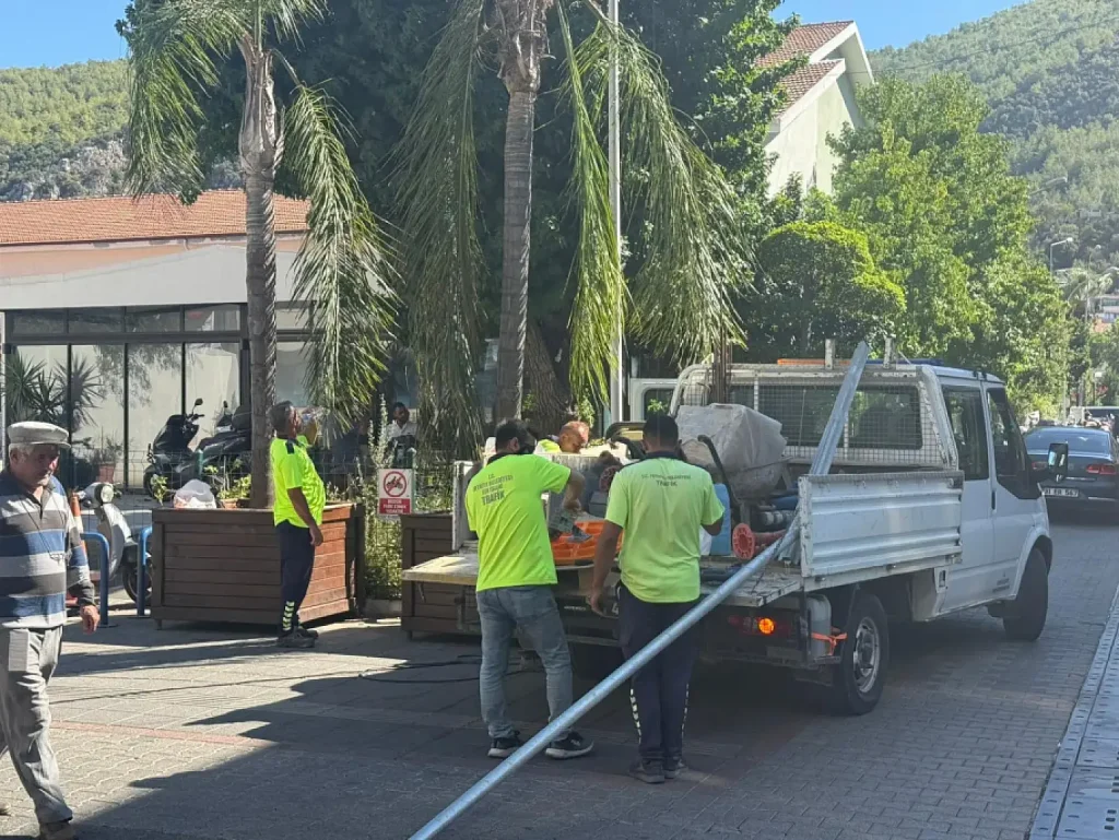 Mirrors Installed on Movable Barriers for Traffic Safety in Fethiye