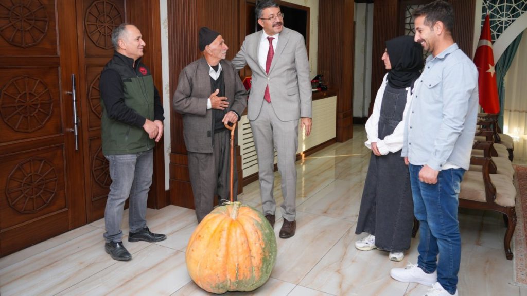 Father and Daughter Set Local Pumpkin Record in Hakkari with 50.5-Kilo Giant