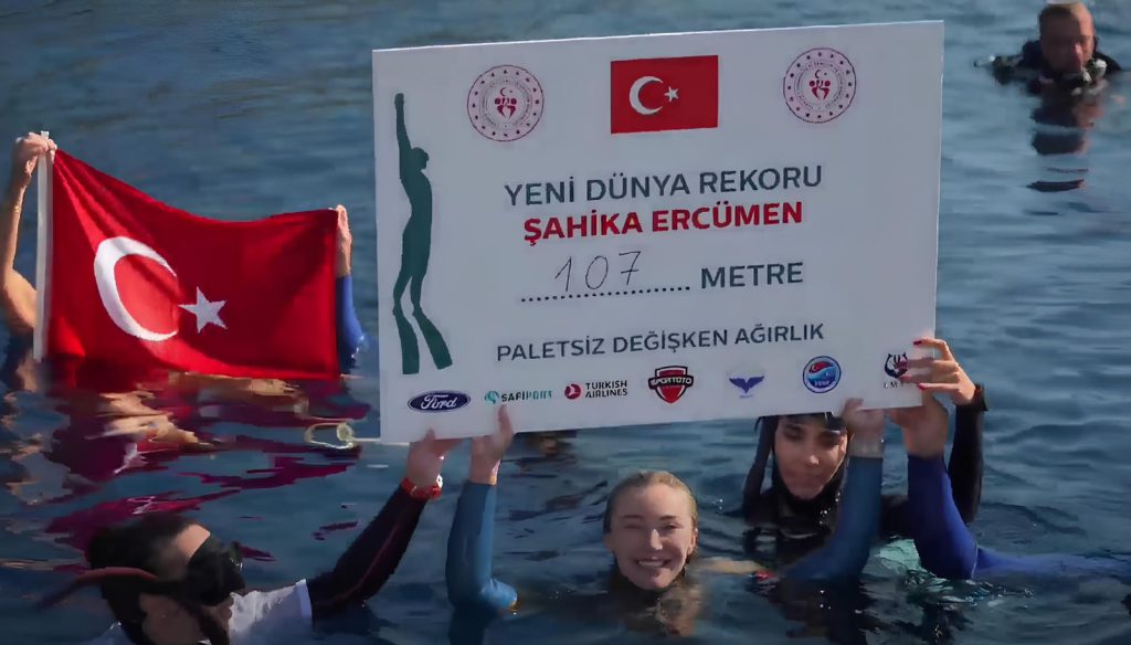Şahika Ercümen Breaks Her Own World Record with 107-Meter Dive in Antalya’s Kaş