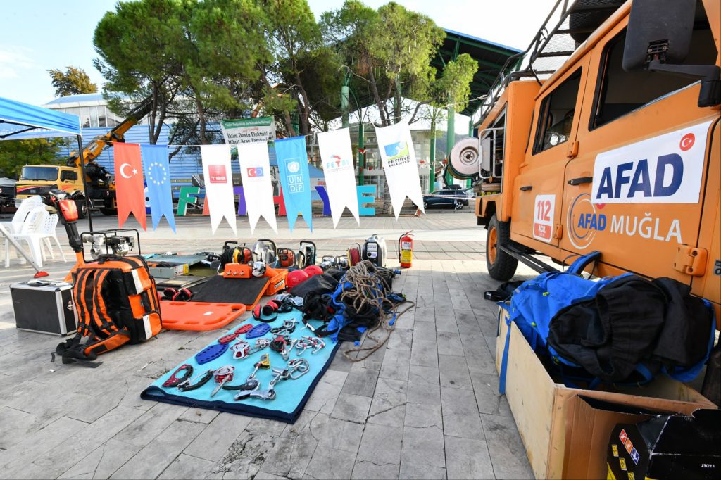 “Disaster Preparedness” Booth Raises Awareness in Beşkaza Square