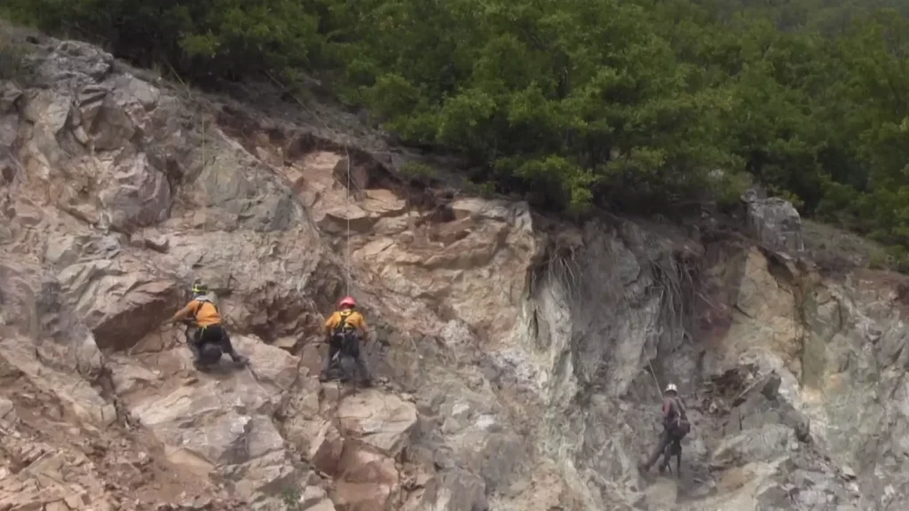 Industrial Climbers Secure Risky Slopes After Floods in Artvin