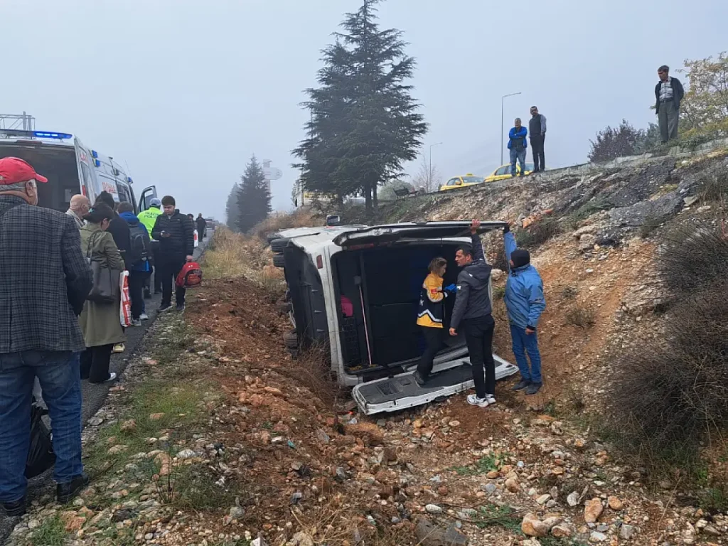 Passenger Minibus Overturns in Menteşe, Leaving 13 Injured