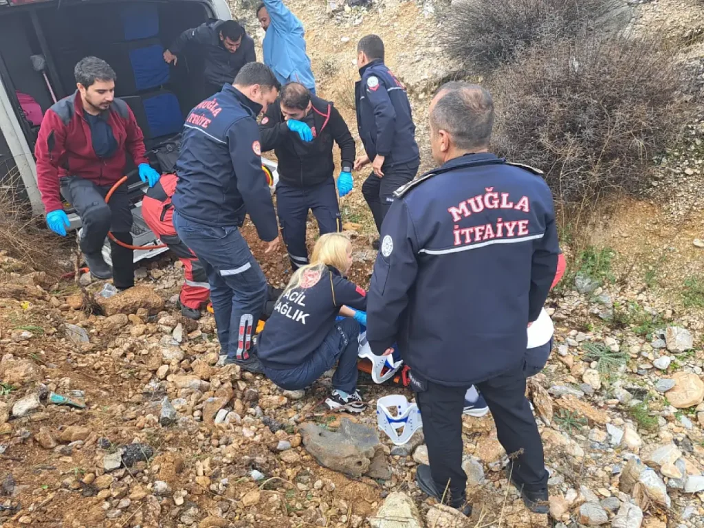 Passenger Minibus Overturns in Menteşe, Leaving 13 Injured