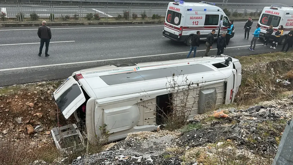 Passenger Minibus Overturns in Menteşe, Leaving 13 Injured