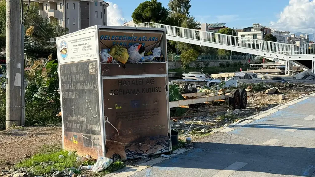 Ghost Net Bin on Fethiye’s Çalış Beach Misused as Garbage Container