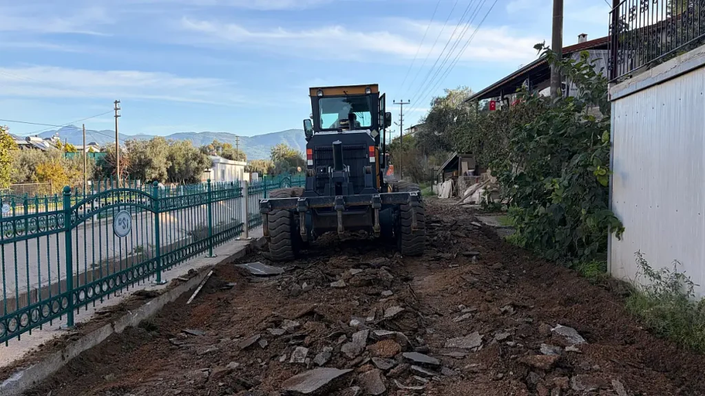 Road Construction Begins Along Canal in Hıdırlık Area