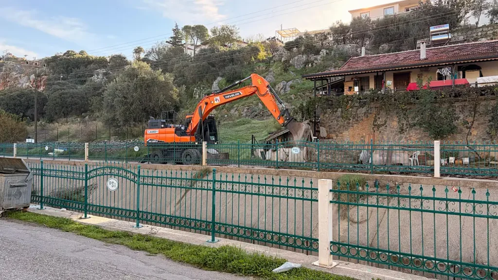 Road Construction Begins Along Canal in Hıdırlık Area