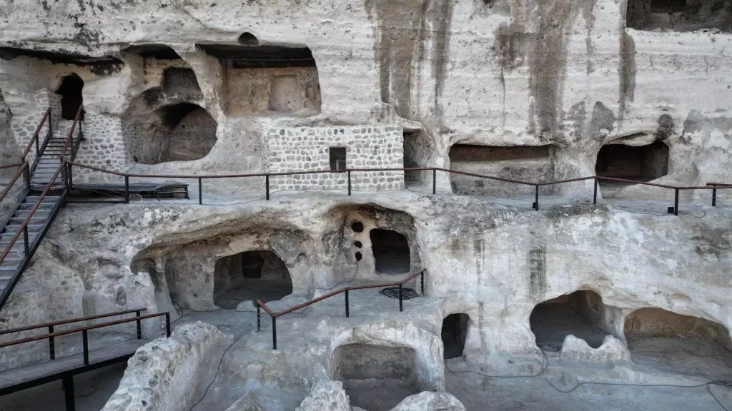 5,000-Year-Old Human-Carved Caves in Hasankeyf Set to Open for Tourism