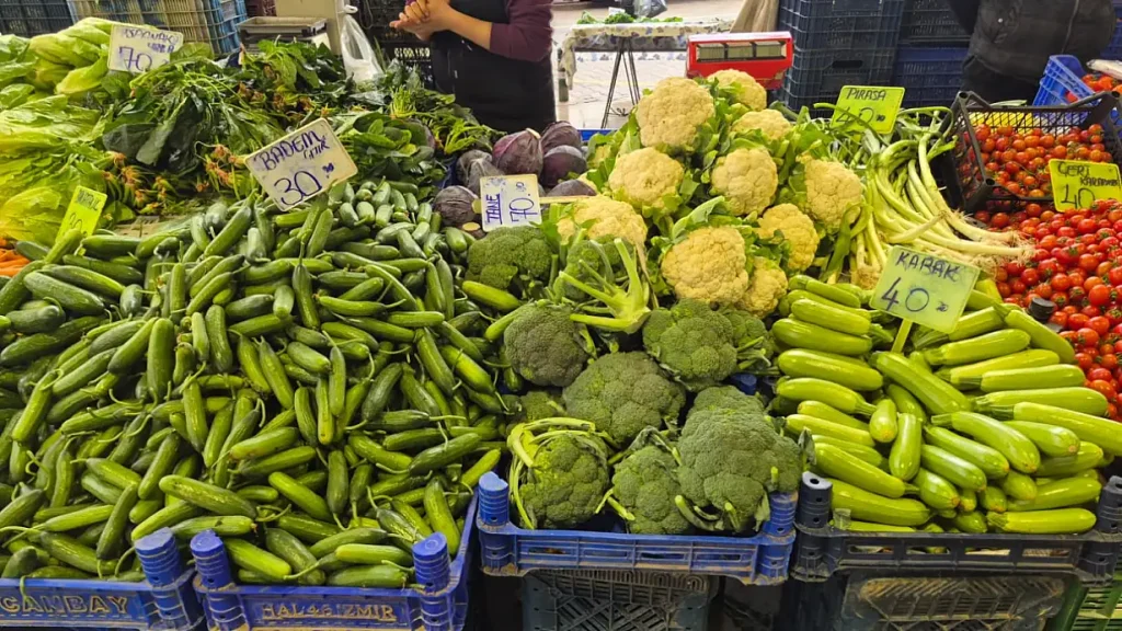 Fethiye Saturday Market Bustles Despite Rain and Cold