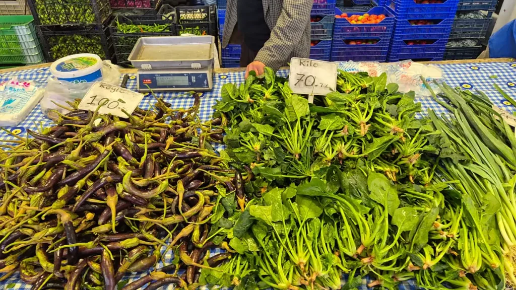 Fethiye Saturday Market Bustles Despite Rain and Cold