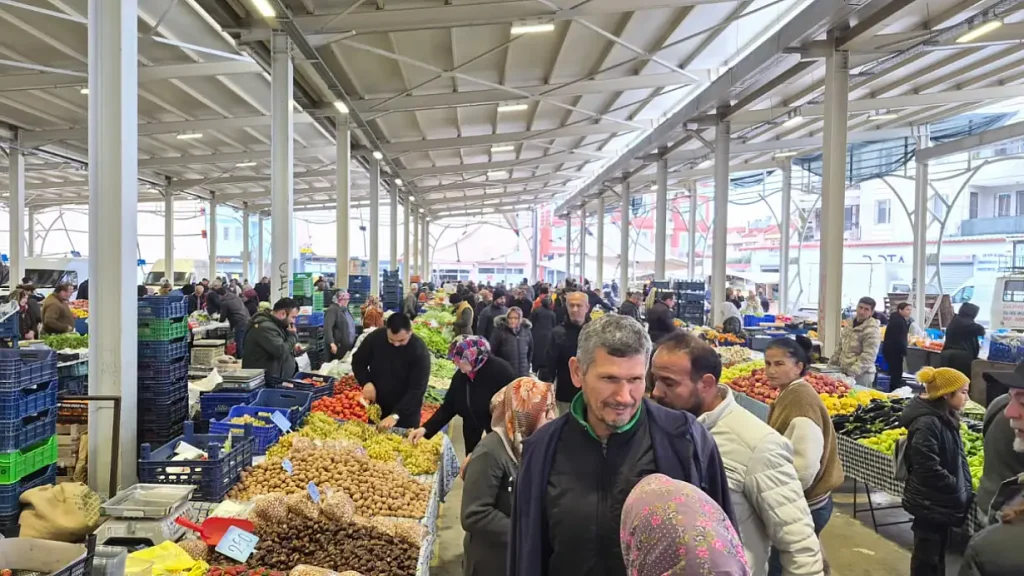 Fethiye Saturday Market Bustles Despite Rain and Cold