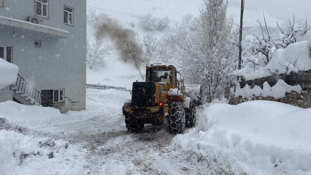 Heavy Snowfall Cuts Off Access to 157 Villages in Eastern Turkey