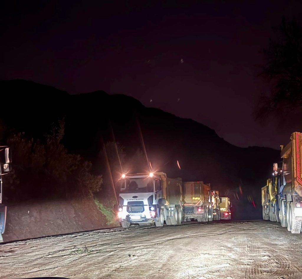 Fethiye Municipality Teams Work Through the Night to Reopen Kızılbel–Söğütlü Road and Restore Water Supply