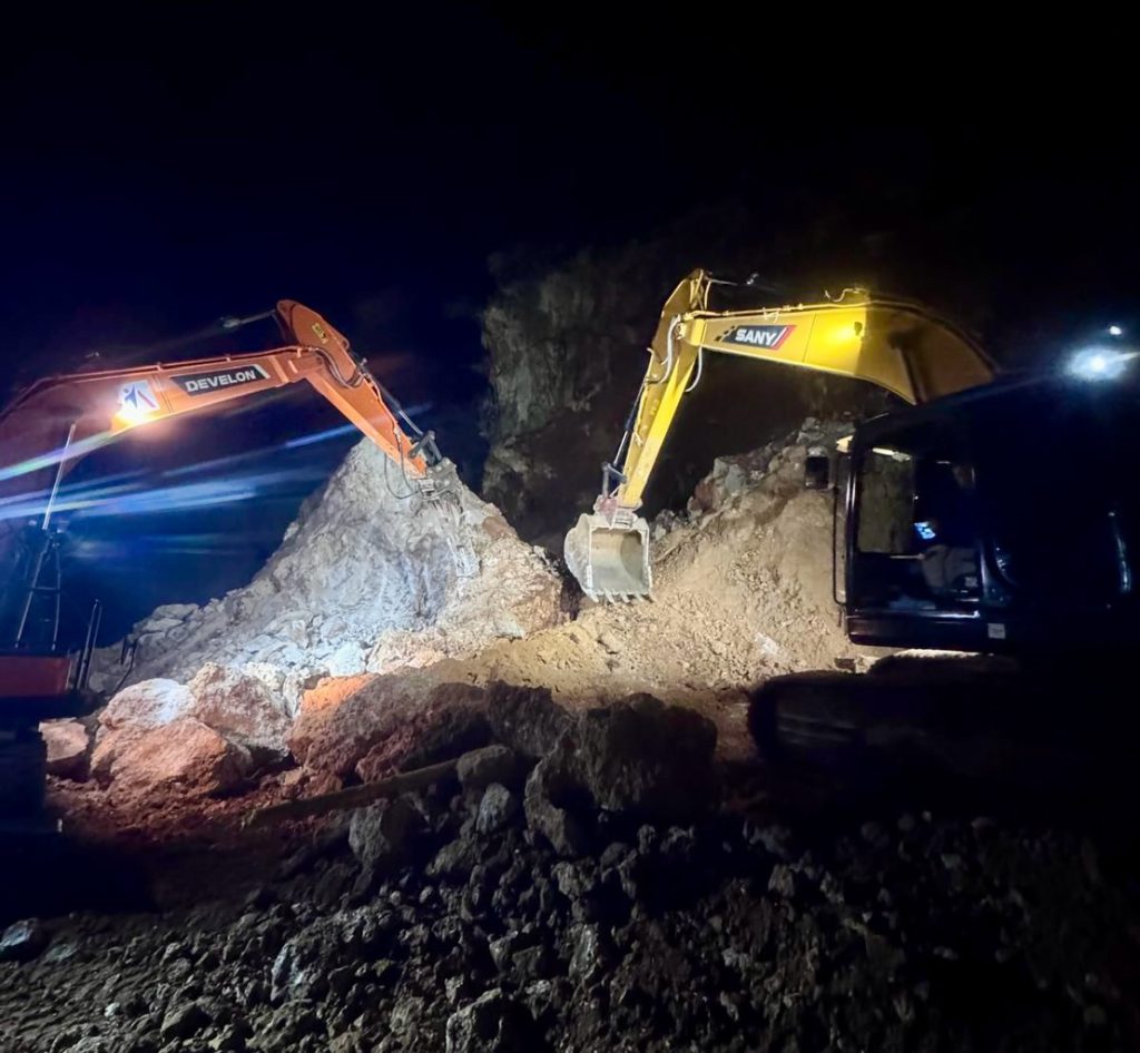 Fethiye Municipality Teams Work Through the Night to Reopen Kızılbel–Söğütlü Road and Restore Water Supply