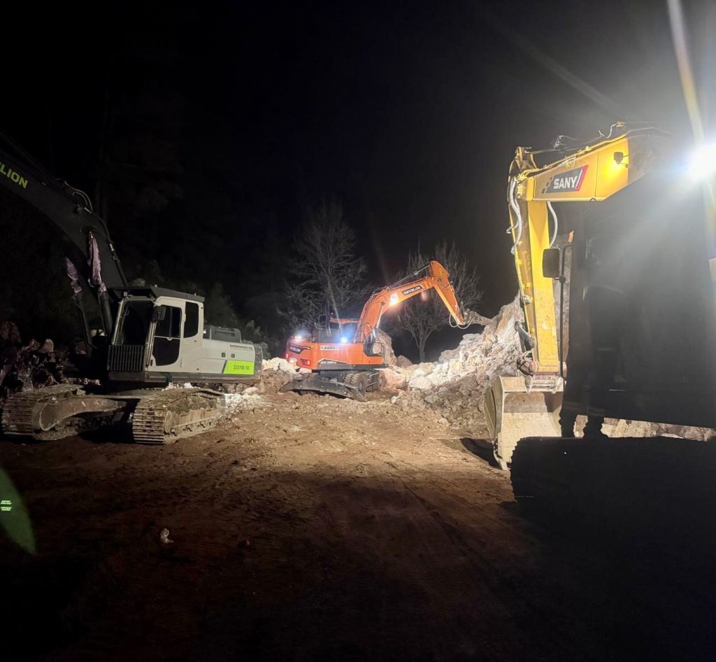 Fethiye Municipality Teams Work Through the Night to Reopen Kızılbel–Söğütlü Road and Restore Water Supply