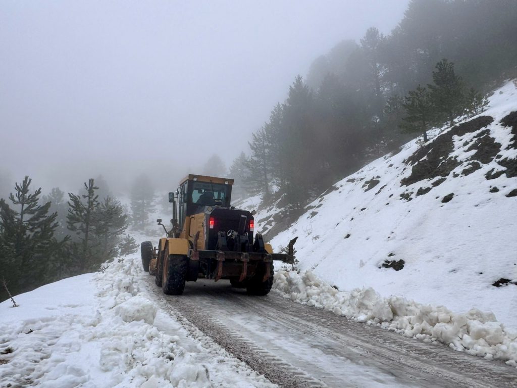 Fethiye Municipality Teams Carry Out Snow Clearance in High-Altitude Neighbourhoods