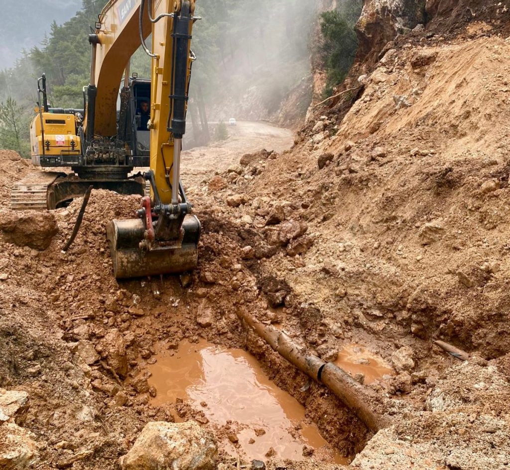 Fethiye Municipality Teams Work Through the Night to Reopen Kızılbel–Söğütlü Road and Restore Water Supply