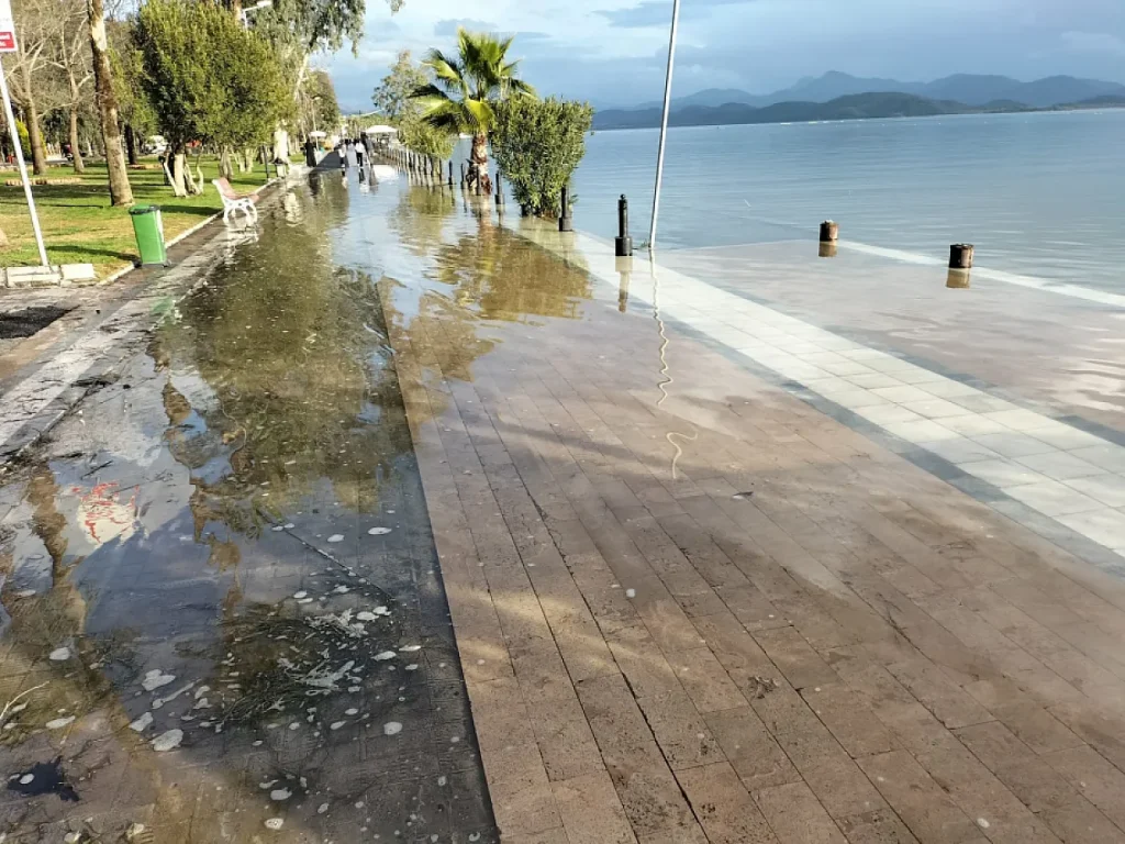 Köyceğiz Lake Overflows, Atatürk Promenade Submerged