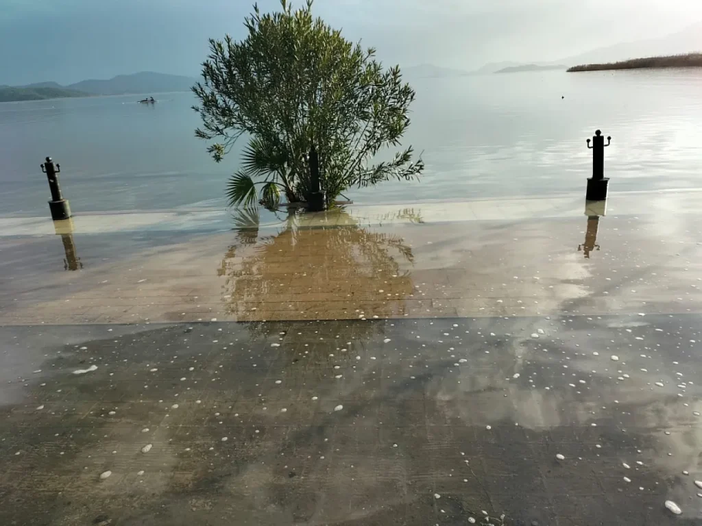 Köyceğiz Lake Overflows, Atatürk Promenade Submerged
