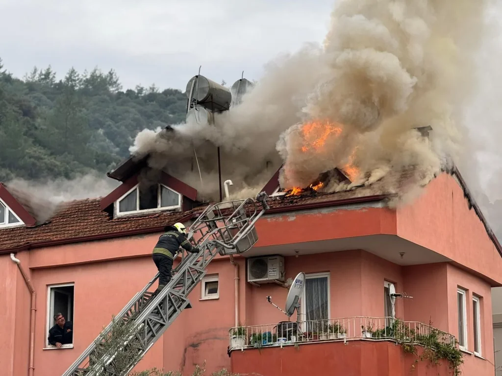 Fire Engulfs Attic of Three-Story House in Fethiye