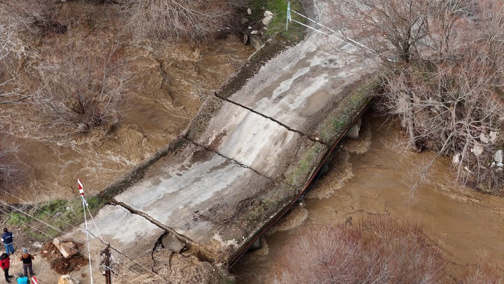 Floods Destroy Bridge in Seki, Road Closed to Traffic