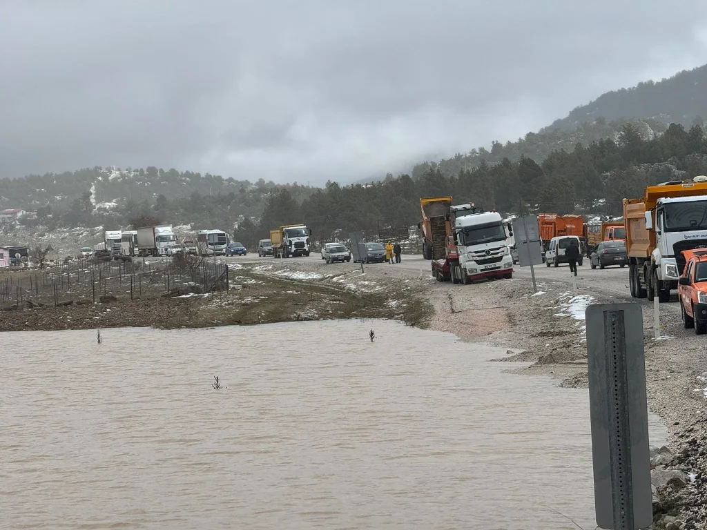 Flooding on Antalya–Fethiye Highway Prompts Traffic Controls and Emergency Road Works