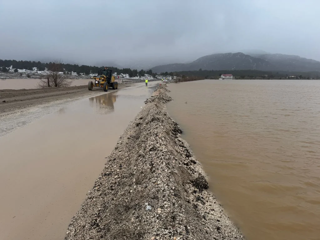Flooding on Antalya–Fethiye Highway Prompts Traffic Controls and Emergency Road Works