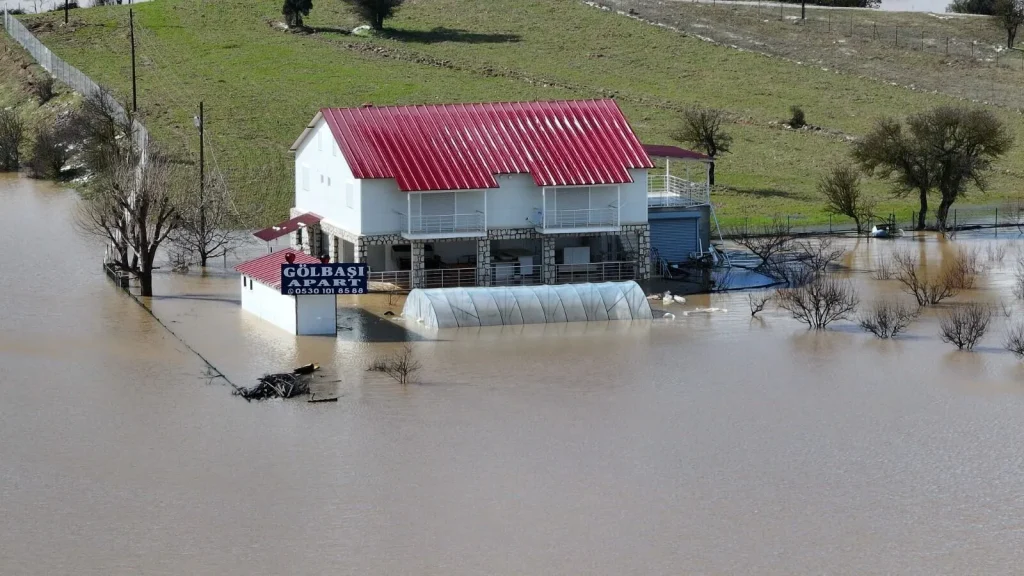 Flooding on Antalya–Fethiye Highway Prompts Traffic Controls and Emergency Road Works
