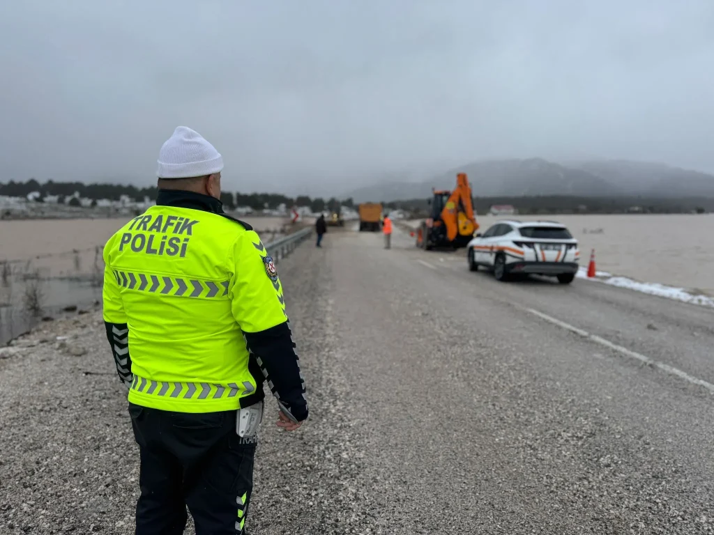 Flooding on Antalya–Fethiye Highway Prompts Traffic Controls and Emergency Road Works